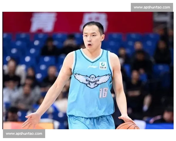 CBA焦点对决：北京队与青岛队赛场激战背后的战略较量与球员表现分析